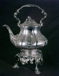 Čajová konvice a konvice se stojanem a hořákem od pána Barnarda, Londýn, 1852 (stříbrná)