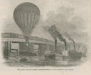 Balón z Nassau míjející Battersea Bridge od English School
