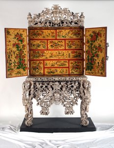 The Witcombe Cabinet, cca 1697 (japonované a postříbřené dřevo)