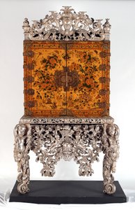 Witcombův kabinet, cca 1697 (dřevo s japonským povrchem a stříbrem)