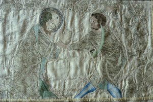 Umučení světce, detail z průčelí věže Aston Cope, cca 1340 (stříbrně zlacená nit a barevné hedvábí na plavém hedvábném kepru) od English School