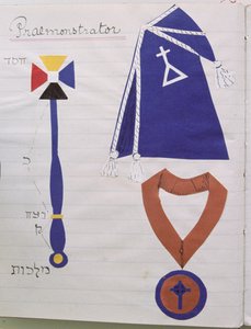 Roucho (se symbolem řádu) a regálie instruktora (praemonstrátora) Hermetického řádu Zlatého úsvitu, kolem roku 1895 (koláž) (viz také 212684) od English School