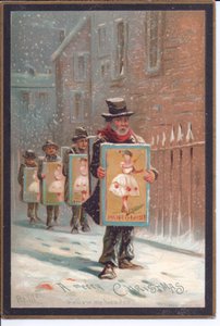 Viktoriánské vánoční přání čtyř mužů kráčejících ve sněhu nesoucích tabule s reklamou na pantomimu, kolem roku 1880 (barevné lito) od English School