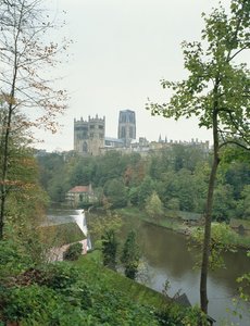 Pohled na durhamskou katedrálu přes řeku Wear, zahájená v roce 1093 od English School