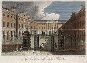 Pohled na severní průčelí nemocnice Guys Hospital v Southwarku, na němž je vidět muž, který je protahován předními vraty, kolem roku 1800 od English School