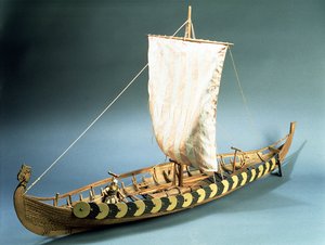 Opravený model vikingské lodi nalezený v Gokstad, Norsko v roce 1880 (dřevo)