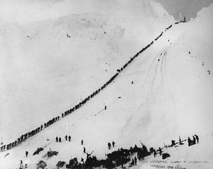 Packers stoupající vrchol Chilkoot Pass, z „One Man