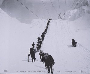 The Last Climb to Summit of Chilcoot Pass na kanadsko-americké hranici