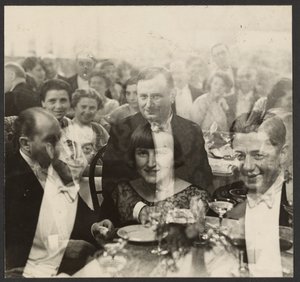 [Dvojitá expozice skupiny lidí na banketu] od Erich Salomon