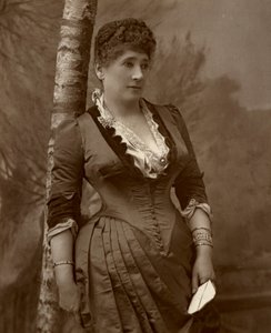 Paní John Wood, britská herečka a divadelní manažerka, 1888.