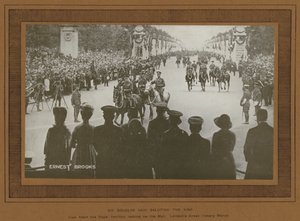 Oslavy vítězství v Londýně v roce 1919, Sir Douglas Haig zdravil krále (č/b foto)