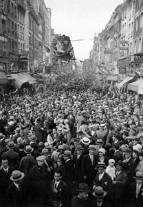 Tanec pod širým nebem 14. července, Paříž, 1931. od Ernest Flammarion
