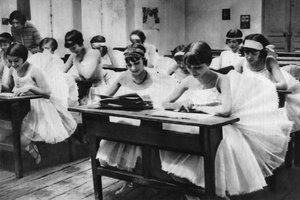 Škola mladých tanečnic v opeře, Paříž, 1931. od Ernest Flammarion