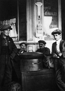 Pouliční prodavači pečených kaštanů, Paříž, 1931.