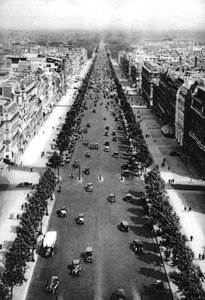 Pohled na Avenue des Champs Elysees, Paříž, 1931. od Ernest Flammarion