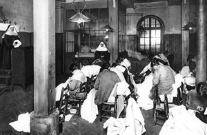 Dílna v ženské věznici Saint Lazare, Paříž, 1931.