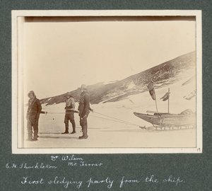 E. H. Shackleton, Dr. Edward Wilson a pan Hartley Ferrar (geolog) v postroji na saních. Z alba sira Ernesta Henryho Shackletona s názvem National Antarctic Expedition (1901-1903). od Ernest Henry Shackleton