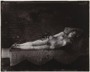 Ženský akt na lenošku Dívka na proutěném lenošku, New Orleans (název na předmětu) od Ernest James Bellocq