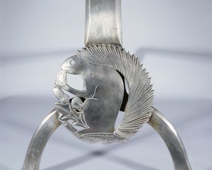 Firedog zobrazující veverku, cca 1905-10 (leštěná ocel) (detail)