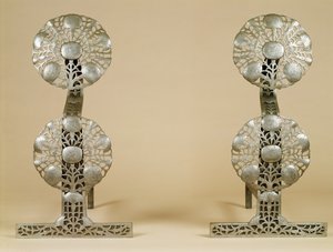 Pair of Fire-Dogs, vyrobený Alfred Bucknall, 1904 (leštěná ocel)
