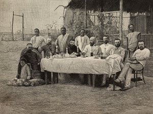 Banket protiotrokářské společnosti na italském konzulátu v Bomě, Demokratická republika Kongo, rytina Ernesta Mancastropy z fotografie Giuseppe Corona, z L