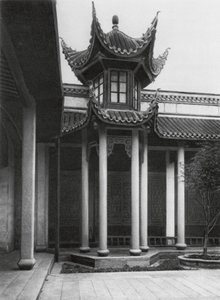 Changshafu, Chen kia tze tang, Hunan, Chrám předků rodiny Chen, zvonice na hlavním nádvoří (čb fotografie) od Ernst Boerschmann