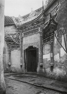 Chungkingfu, Sečuán, Dveře domu v uličce, zdobené glazovaným porcelánem (čb fotografie) od Ernst Boerschmann