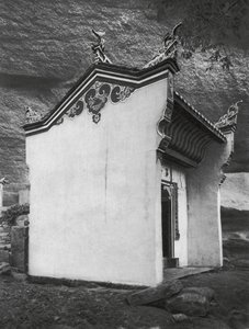 Ichangfu, Lung wang tung, Hupei, Brána v Chrámu dračího krále (čb fotografie) od Ernst Boerschmann