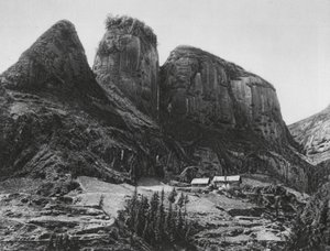 Ichangfu, Pi kia shan, Hupei, Hora držitelů štětců naproti jeskynnímu chrámu Dračího krále (čb fotografie) od Ernst Boerschmann