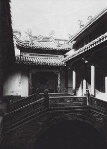 Ningpo, Fukien hui kuan, Chekiang, Přední nádvoří klubu Fukien (čb fotografie) od Ernst Boerschmann