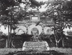 Peking, Si-šan, Tsing i-jüan, Čihli, Barevná prosklená brána v Západních kopcích u Pekingu (čb fotografie)