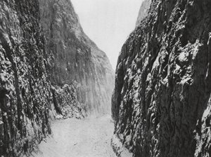 Pingyangfu, Shansi, Defile in the Loess (čb fotografie) od Ernst Boerschmann