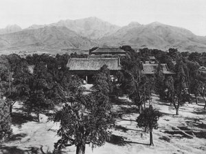 Taianfu, Tai miao, Shantung, Pohled na posvátnou horu Tai shan nad Velkým chrámem na severu (čb fotografie) od Ernst Boerschmann