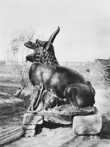 Taiyuanfu, Shansi, Bronzový jednorožec střežící řeku Fen (čb fotografie) od Ernst Boerschmann