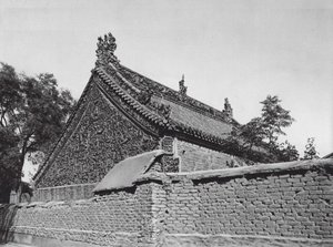Tsing yang shu, Šantung, Sál s glazovanými terakotovými reliéfy v Chrámu bohyně Tai shan (čb fotografie) od Ernst Boerschmann