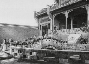 Wanhien, Wen miao, Sečuán, Přední nádvoří s jezírkem a dračím mostem v Konfuciově chrámu ve Wanhienu (čb fotografie) od Ernst Boerschmann