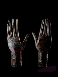 Etruské umění: dvě ruce - Bronzové sošky - 680-670 př.nl Dim H 23,5 cm Z hrobky Carro di bronzo, Vulci od Etruscan