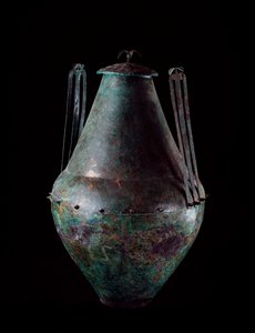 Etruská civilizace: dvojkónická bronzová váza s dvojitým uchem a víkem z hrobky bronzové nádrže ve Vulci, 680-670 př.n.l. od Etruscan