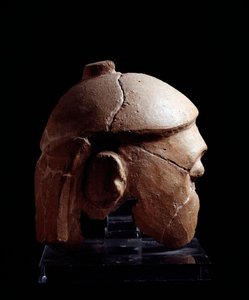 Etruská civilizace: hlava kasque v terakotě skupiny Antenanti z Murlo, Poggio Civitate, Itálie - 580-570 př.nl od Etruscan