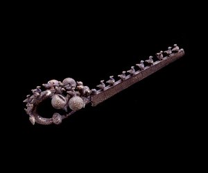 Etruská civilizace: stříbrná dračí fibule z nekropole Banditella, Marsigliana d"Albegna, Itálie, 675-650 př.nl od Etruscan