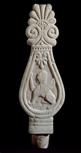 Etruská civilizace: stéla hrobu in gres decoree se siluetou lvího křídla z Londy v Itálii. 550-500 před naším letopočtem. Florencie, Museo Archeologico od Etruscan