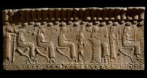 Etruská civilizace: terakotový vlys zdobený nízkými reliéfy božstev a sedících hodnostářů. 580 př.nl Rozm. Rozměr 24 x 54 cm. Z paláce Murlo. Murlo, Antiquarium Comunale od Etruscan