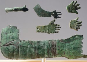 Ex-voto v bronzovém štítku s vyobrazením horních končetin. Artefakty z objektů svatyně Reithia Este (Benátsko). Etruská civilizace, 5.–4. století před naším letopočtem. od Etruscan