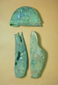 Helmet and Greaves, italo-etruské, počátek 5. století před naším letopočtem (bronz)