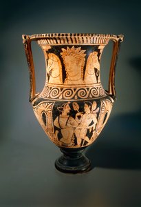 Kelebe nebo sloupový krater, od Asciano Painter, zobrazující mladou dívku přijímající flabellum (ventilátor). Červenofigurová keramika z hrobky 3 v Poggio Pinci, Asciano (Toskánsko). Etruská civilizace, 4. století před naším letopočtem. od Etruscan
