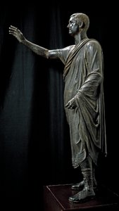 Římské etruské umění: bronzová socha Aulo Metello zvaná Harangueur - 80 př. n. l., Z Pila u Perugie, Dim. 179 cm - Florencie, Museo Archeologico - Portrét Aule Metele (Aulus Metellus) také známý jako Řečník (L