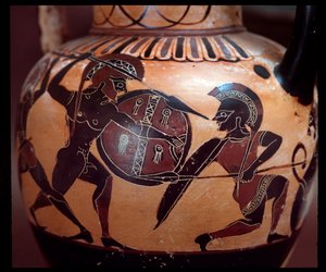 Terakotová amfora s vyobrazením souboje dvou vojáků, 520-500 př.nl od Etruscan