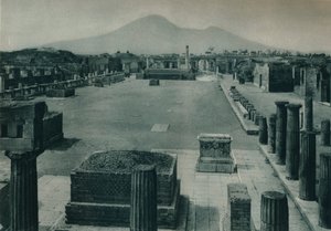 Pohled na fórum s Vesuvem v dálce, Pompeje, Itálie, 1927 od Eugen Poppel