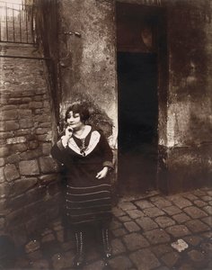 La Villette. Rue Asselin, prostitutka čekající před jejími dveřmi od Eugène Atget