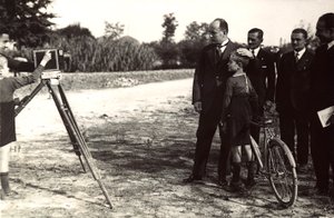 Mussolini pózuje se svým synem fotografovi (černobílá fotografie) od Eugenio Risi